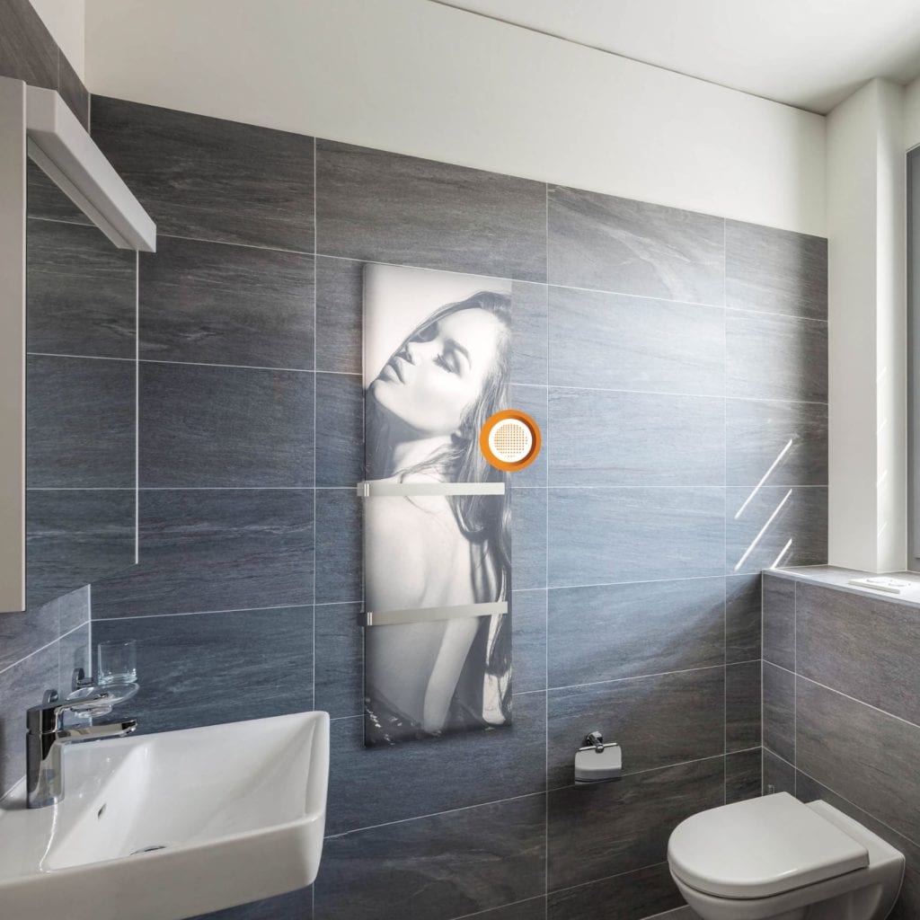 Infraroodpanelen badkamer met handdoekdroger foto vrouw